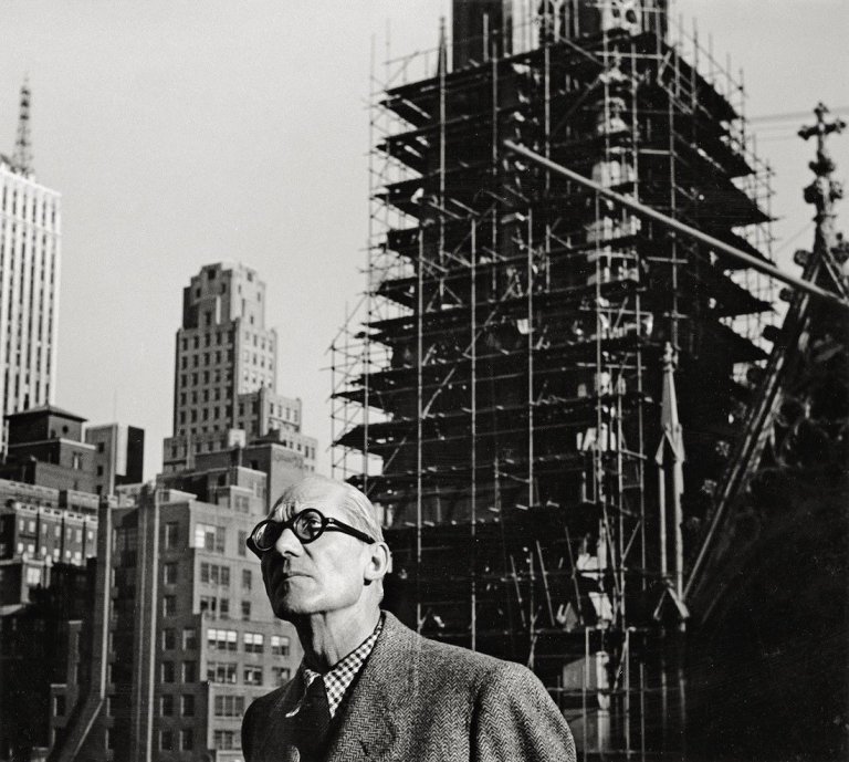 Auf diesem Bild ist das folgende Kunstwerk zu sehen: Barbara Morgan (d.i. Barbara Brooks Johnson). „Le Corbusier in New York“. 1946.