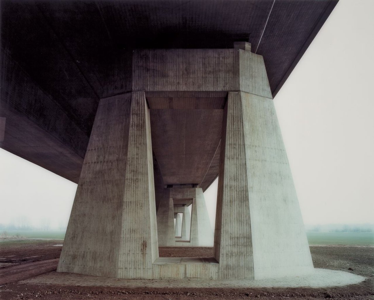Auf diesem Bild ist das folgende Kunstwerk zu sehen: Hans-Christian Schink. „A 14, Saalebrücke Beesedau /3“, aus der Serie „Traffic Projects“. 2001.