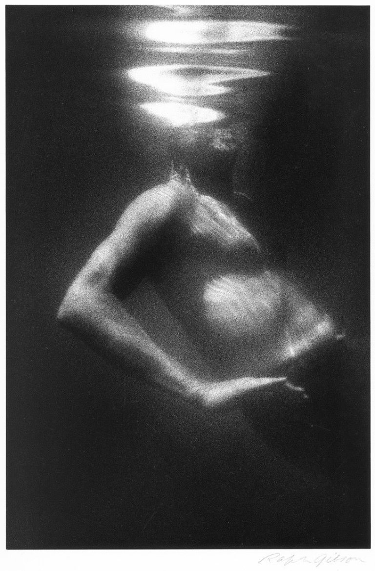 Auf diesem Bild ist das folgende Kunstwerk zu sehen: Ralph Gibson. Underwater Man, aus der Serie „Déjà-vu“. 1972.