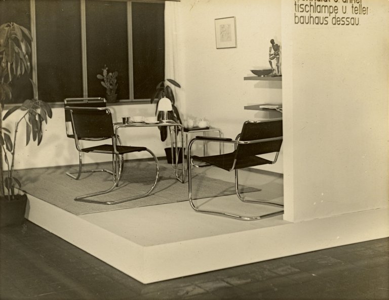 Auf diesem Bild ist das folgende Kunstwerk zu sehen: Iwao Yamawaki. Deutsche Bau-Ausstellung, Berlin: Ausstellung des Bauhauses Dessau mit Stahlrohrmöbeln von Marcel Breuer und Ludwig Mies van der Rohe. 1931.
