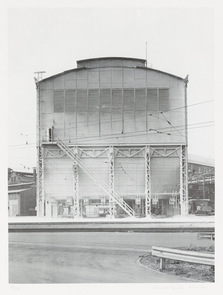 Auf diesem Bild ist das folgende Kunstwerk zu sehen: Bernd und Hilla Becher (Siegen 1931 - 2007 Rostock / Potsdam 1934 - 2015 Düsseldorf). „5 Ansichten eines Kalksilos in Duisburg-Ruhrort“. 1974.