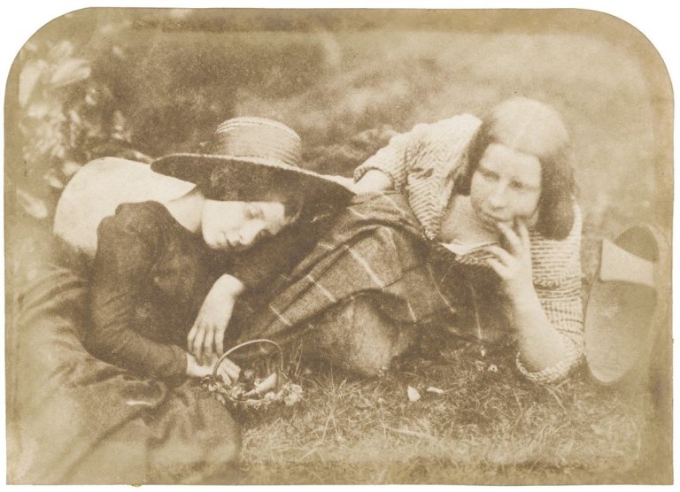Auf diesem Bild ist das folgende Kunstwerk zu sehen: David Octavius Hill & Robert Adamson. Mary and Margaret McCandlish. 1843–1847.