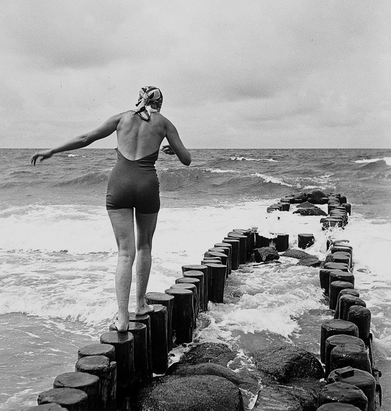 Auf diesem Bild ist das folgende Kunstwerk zu sehen: Bleicke Bleicken. Balancieren (Westerland). 1935.