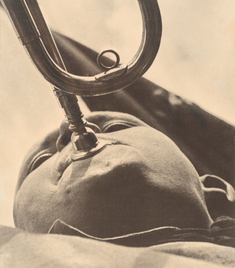 Auf diesem Bild ist das folgende Kunstwerk zu sehen: Alexander  Rodchenko. Pionier mit Trompete. 1930.