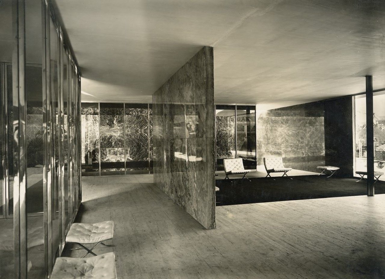 Catalog image of Barcelona Pavillon, Blick von der beleuchtbaren Glaswand in den Innenraum. 1929