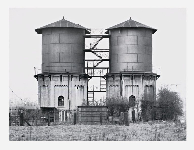 Auf diesem Bild ist das folgende Kunstwerk zu sehen: Bernd und Hilla Becher (Siegen 1931 - 2007 Rostock / Potsdam 1934 - 2015 Düsseldorf). „Sechs Doppelwassertürme”. Um 1972.