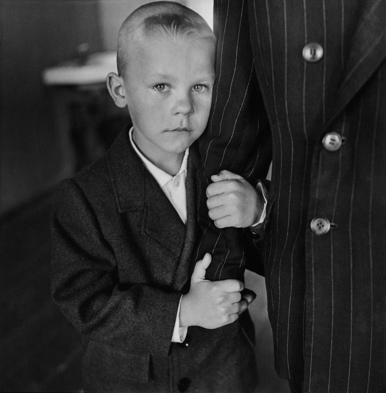 Auf diesem Bild ist das folgende Kunstwerk zu sehen: Antanas Sutkus. Father's hand, Lithuania, Ignalina. 1964.