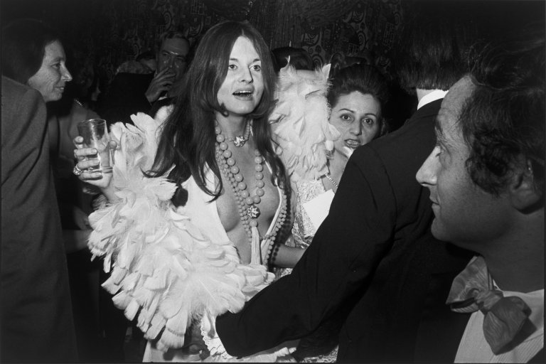 Auf diesem Bild ist das folgende Kunstwerk zu sehen: Garry Winogrand. Centennial Ball, Metropolitan Museum of Art, New York. 1969.