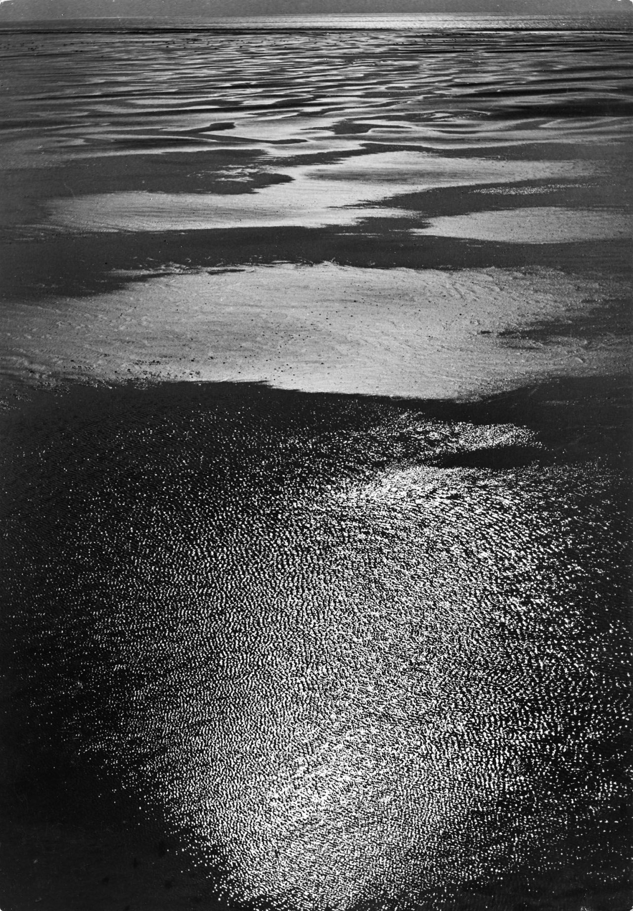 Auf diesem Bild ist das folgende Kunstwerk zu sehen: Alfred Ehrhardt. Blick aus der Vogelschau über das Watt aufs Meer. 1934/36.