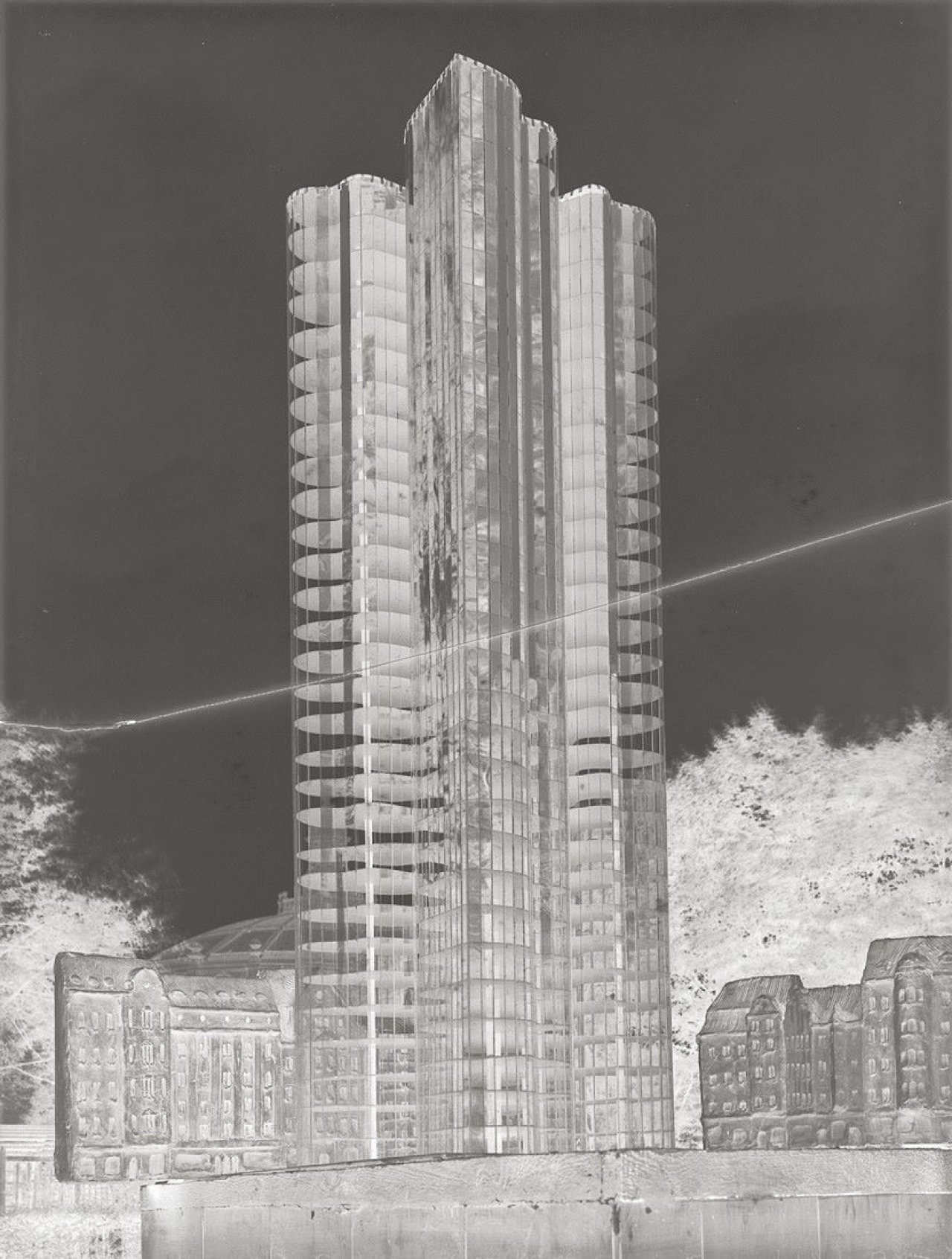 Auf diesem Bild ist das folgende Kunstwerk zu sehen: Curt Rehbein. Mies van der Rohe, Gläserner Wolkenkratzer, Modell mit Staffage von Oskar Herzog vor dem Gebäude des ehemaligen Kolonialmuseums. Nicht ausgeführtes Projekt von 1922.