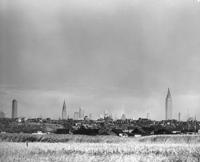 Auf diesem Bild ist das folgende Kunstwerk zu sehen: Andreas Feininger. Midtown Manhattan as seen from New Jersey Side. 1942.