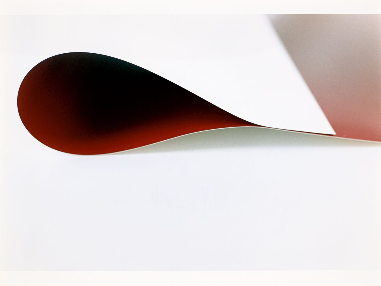 Auf diesem Bild ist das folgende Kunstwerk zu sehen: Wolfgang Tillmans. „paper drop (red)“. 2006.