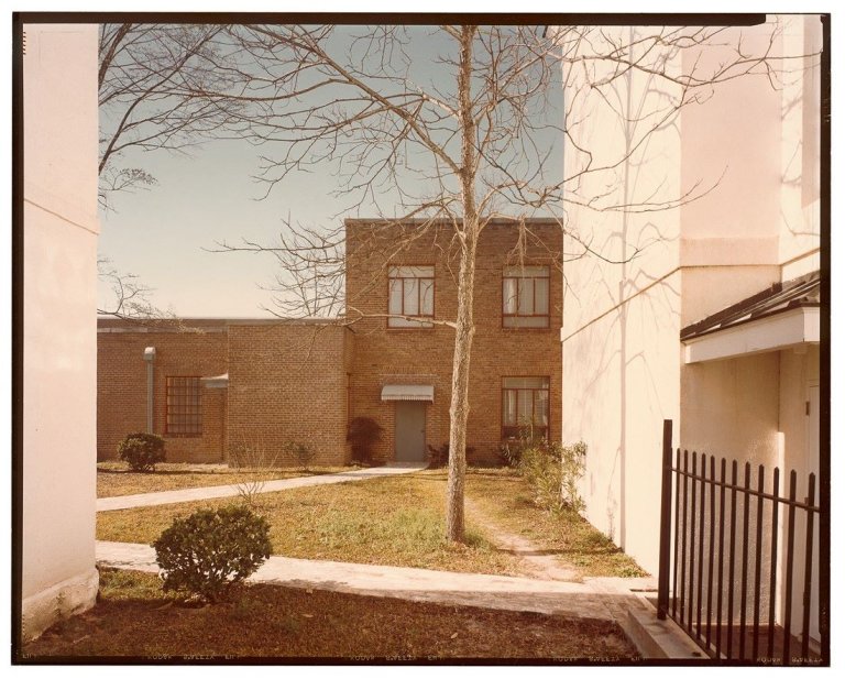 Auf diesem Bild ist das folgende Kunstwerk zu sehen: Stephen Shore. „Screven Street, Georgetown, South Carolina“.. 1976.