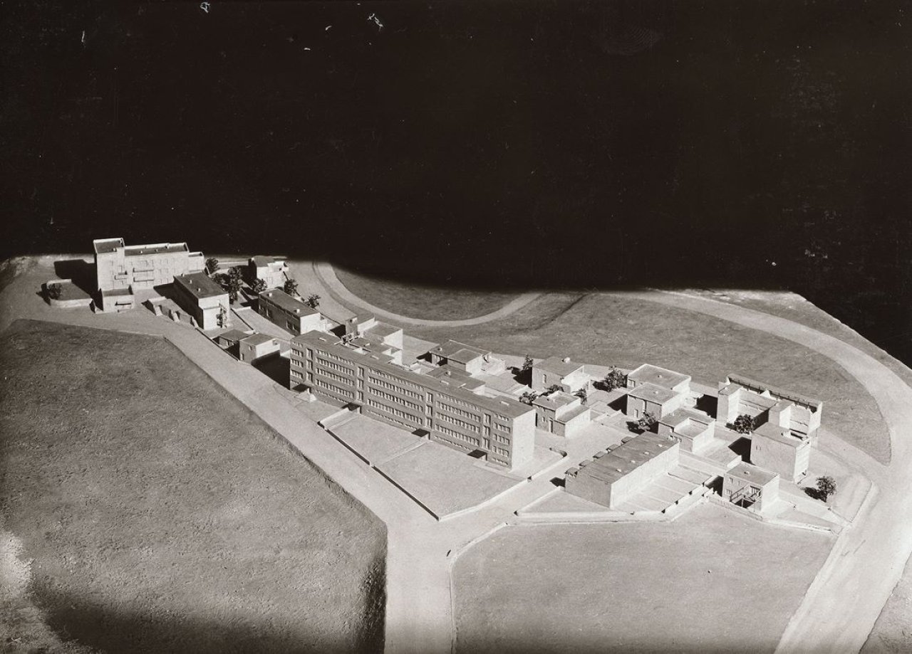 Auf diesem Bild ist das folgende Kunstwerk zu sehen: Ludwig Mies van der Rohe. Modell der Weissenhof-Siedlung wie gebaut (1927), Ansicht von Westen. 1927.