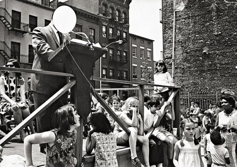 Auf diesem Bild ist das folgende Kunstwerk zu sehen: André  Kertész. Ohne Titel (New York). 1966.