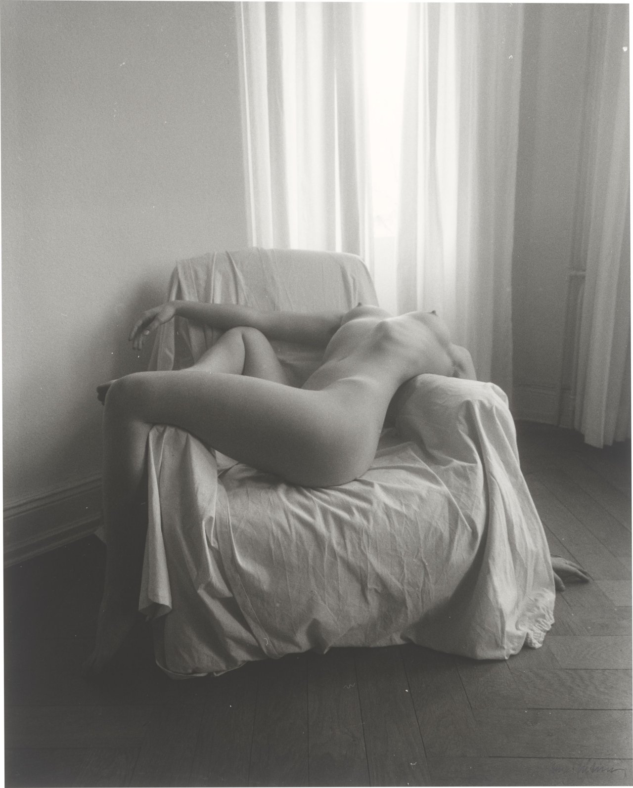 This picture shows the following artwork: Karin Székessy (i.e. Wunderlich). Über den Stuhl gelegt. 1984.