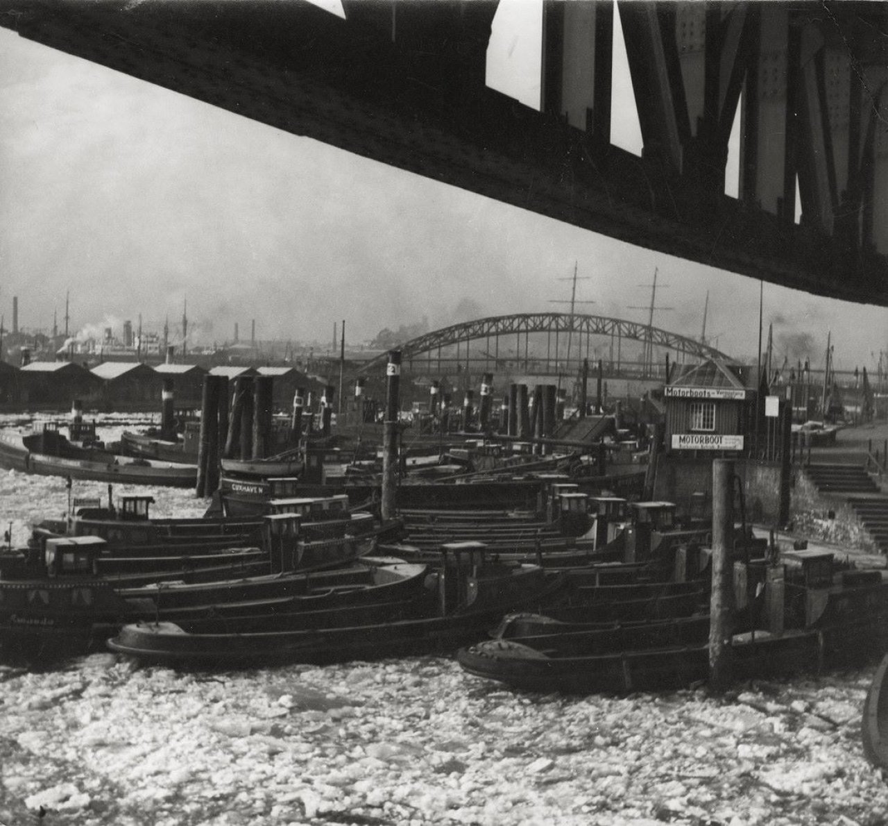 Auf diesem Bild ist das folgende Kunstwerk zu sehen: Alfred Ehrhardt. „Liegeplatz der Hafen-Boote“, Hamburg. 1930er Jahre.