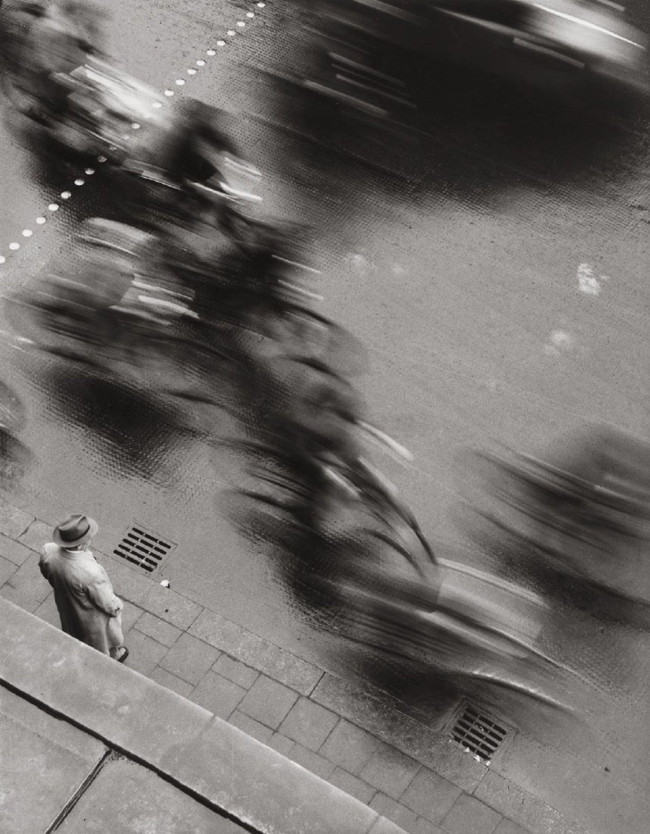 Auf diesem Bild ist das folgende Kunstwerk zu sehen: Peter Keetman. Ohne Titel (Mann am Straßenrand). 1953.