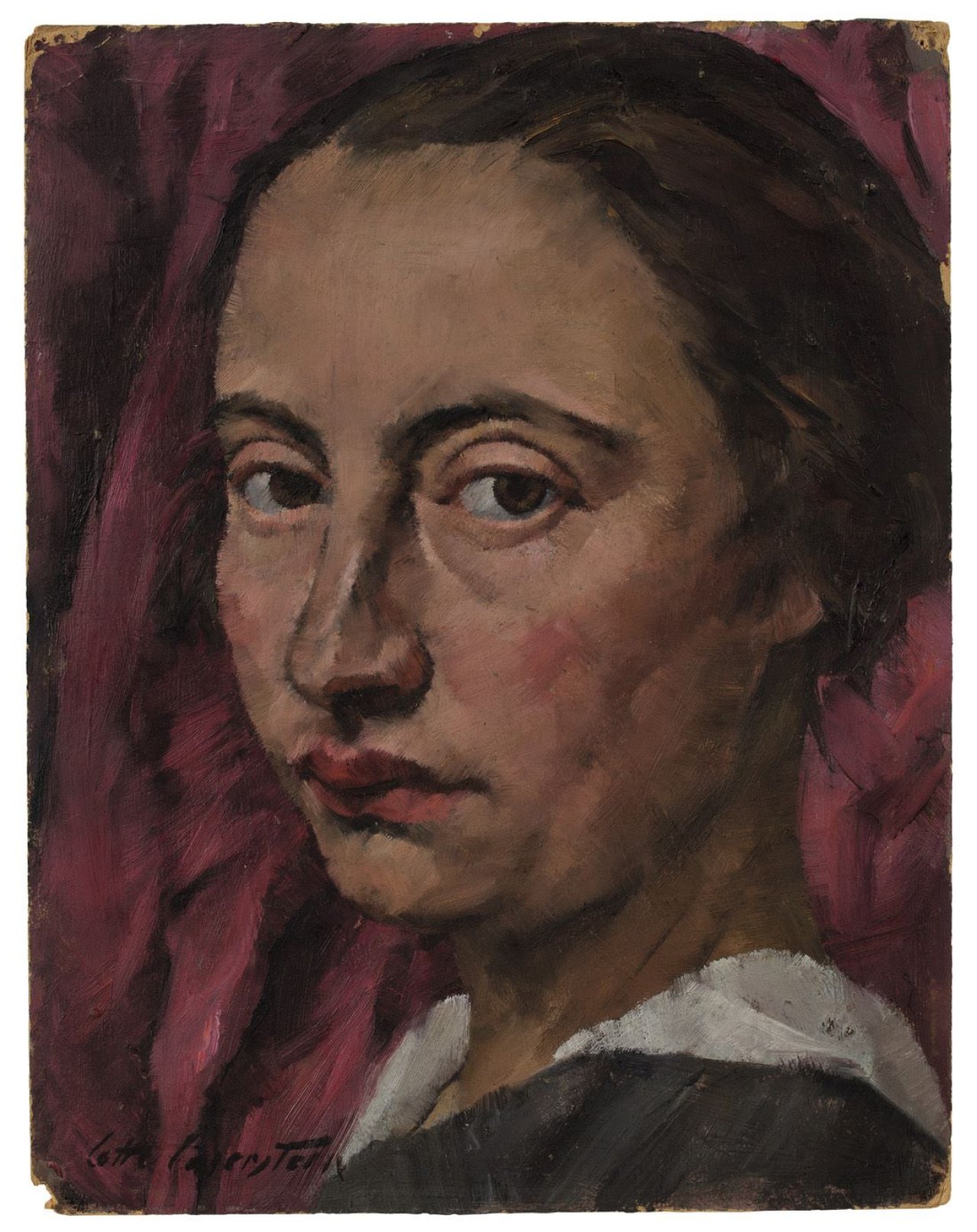Auf diesem Bild ist das folgende Kunstwerk zu sehen: Lotte Laserstein. „Selbstportrait vor rotem Vorhang“. Um 1924.