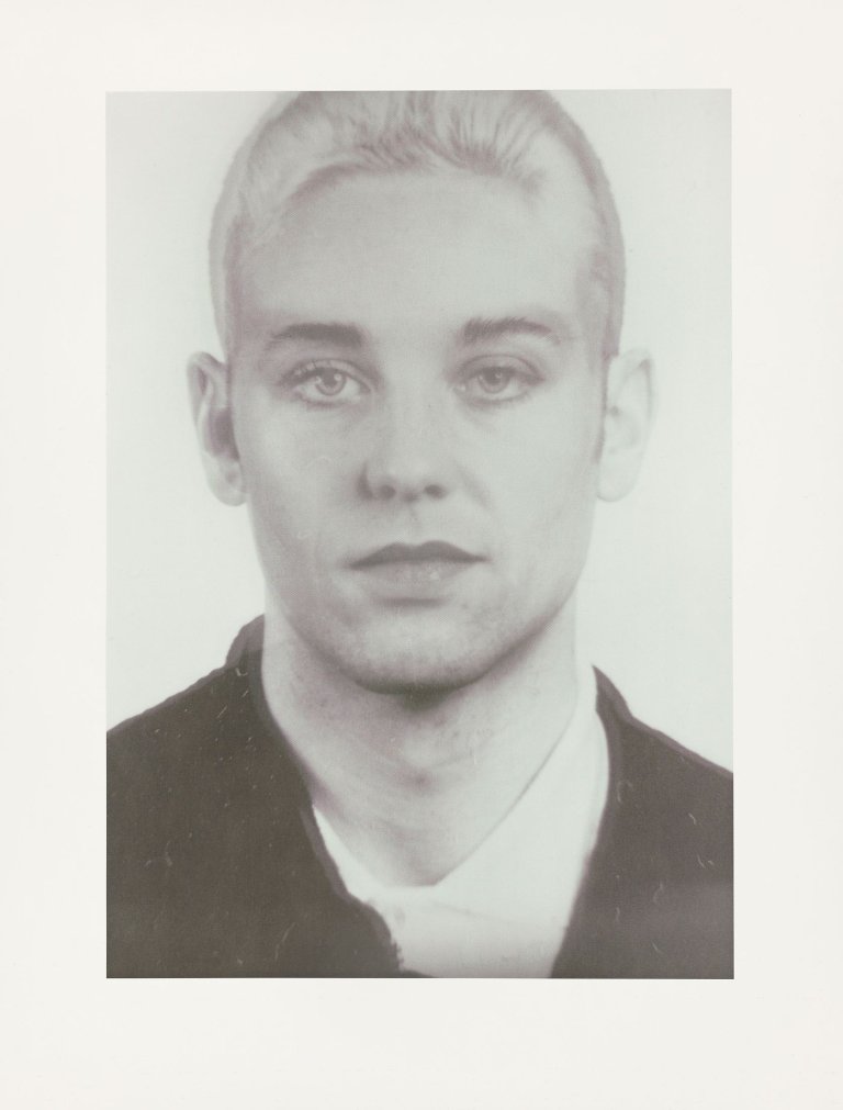 Auf diesem Bild ist das folgende Kunstwerk zu sehen: Thomas Ruff. „anderes Porträt Nr. 122/113“. 1994/95.