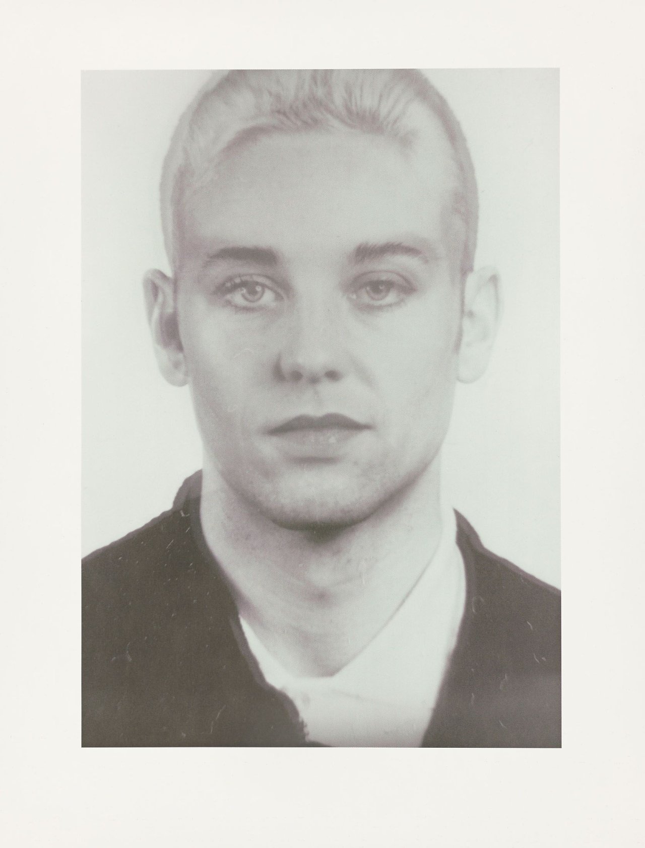 Auf diesem Bild ist das folgende Kunstwerk zu sehen: Thomas Ruff. „anderes Porträt Nr. 122/113“. 1994/95.