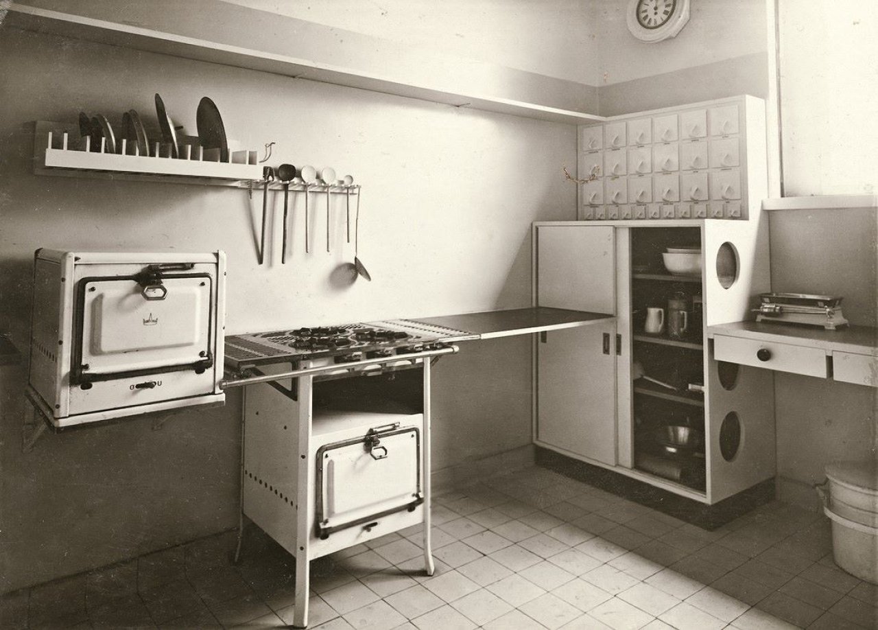 Auf diesem Bild ist das folgende Kunstwerk zu sehen: Walter Gropius. Küche im Einzelhaus Gropius mit Schrank von Marcel Breuer. Um 1925–1926.