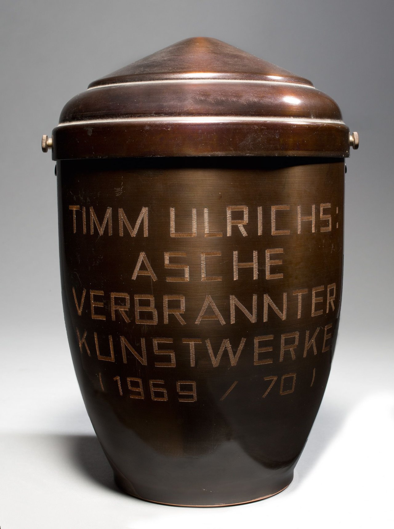 Auf diesem Bild ist das folgende Kunstwerk zu sehen: Timm Ulrichs. „Asche verbrannter Kunstwerke“. 1969/70.