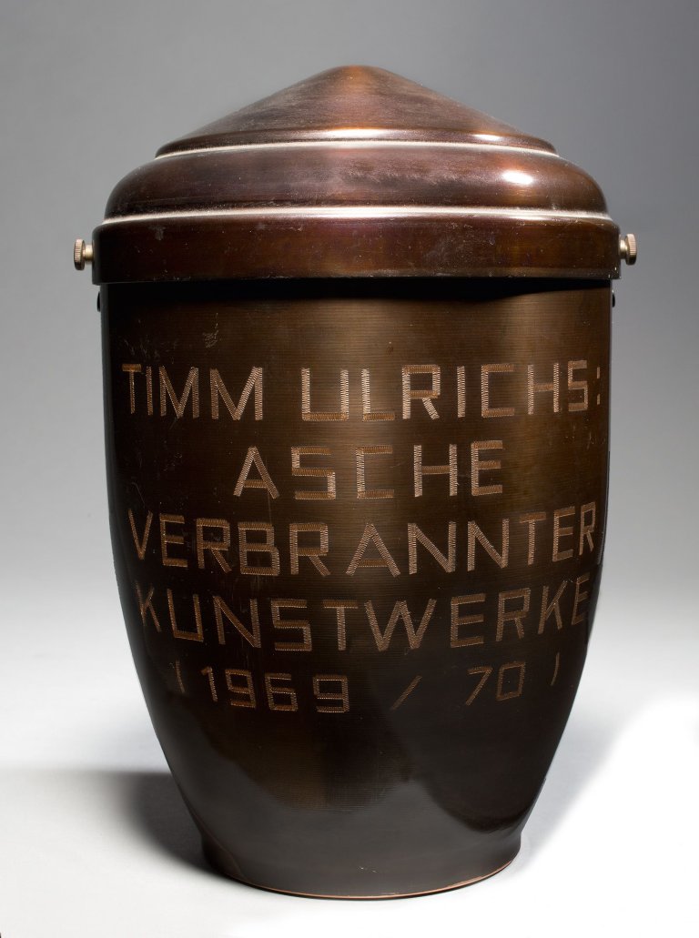 Auf diesem Bild ist das folgende Kunstwerk zu sehen: Timm Ulrichs. „Asche verbrannter Kunstwerke“. 1969/70.