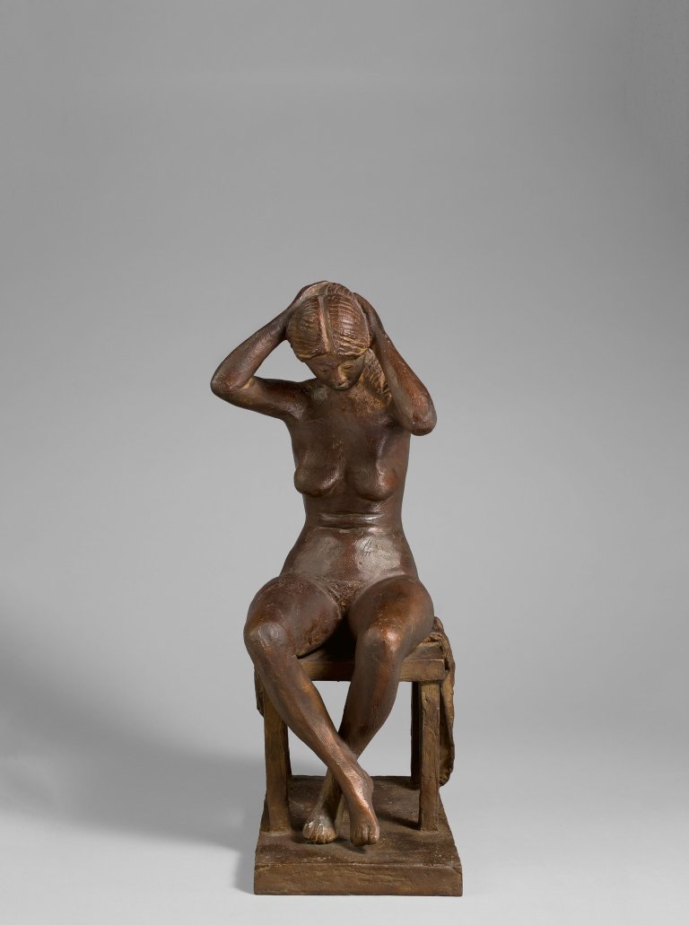 Auf diesem Bild ist das folgende Kunstwerk zu sehen: Gerhard Marcks. „Sitzende Duttknoterin“. 1979.