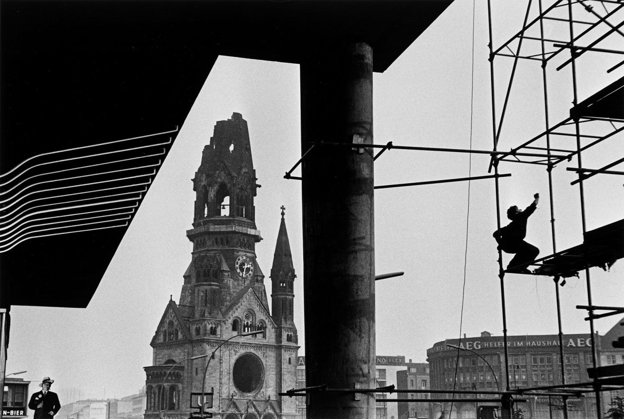 Auf diesem Bild ist das folgende Kunstwerk zu sehen: René Burri. „Kaiser Wilhelm Gedächtniskirche, Berlin“. 1959.