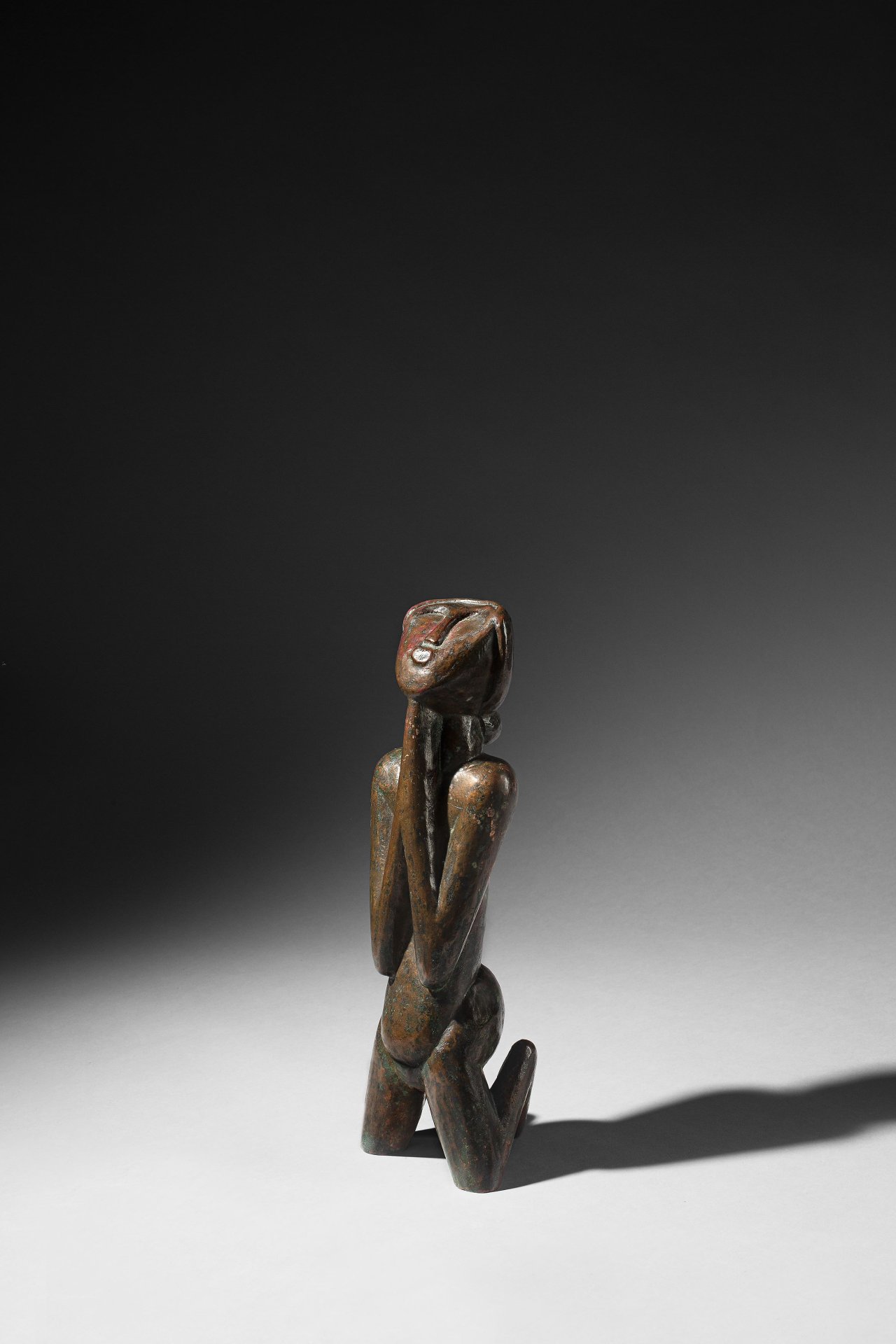 Auf diesem Bild ist das folgende Kunstwerk zu sehen: Karl Schmidt-Rottluff. „Bronzefigur einer kniend Betenden“. 1922.