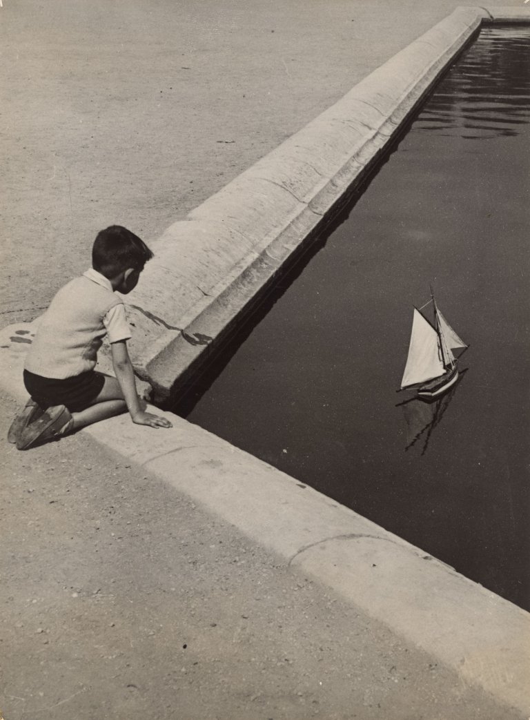 Auf diesem Bild ist das folgende Kunstwerk zu sehen:  Brassaï (d.i. Halász, Gyula). Bassin du Luxembourg. Um 1930.