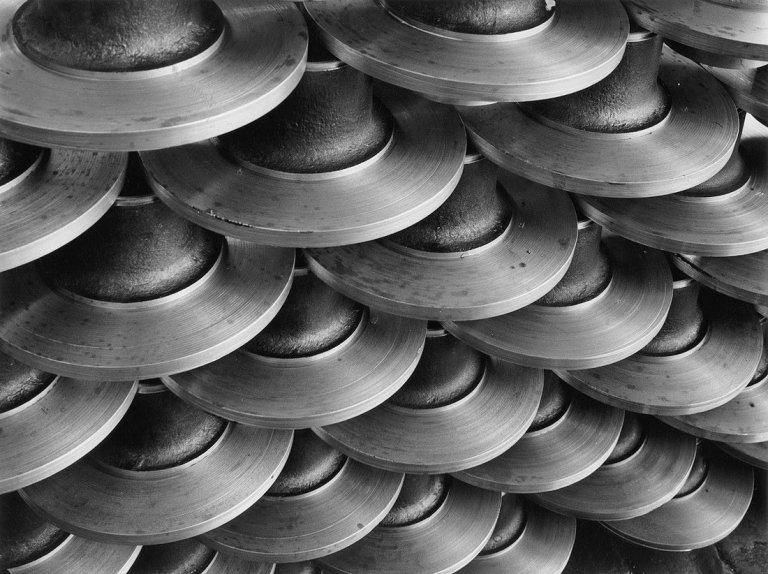 Auf diesem Bild ist das folgende Kunstwerk zu sehen: Ruth Hallensleben. Achsenstapel, Bergische Achsenfabrik. 1957.