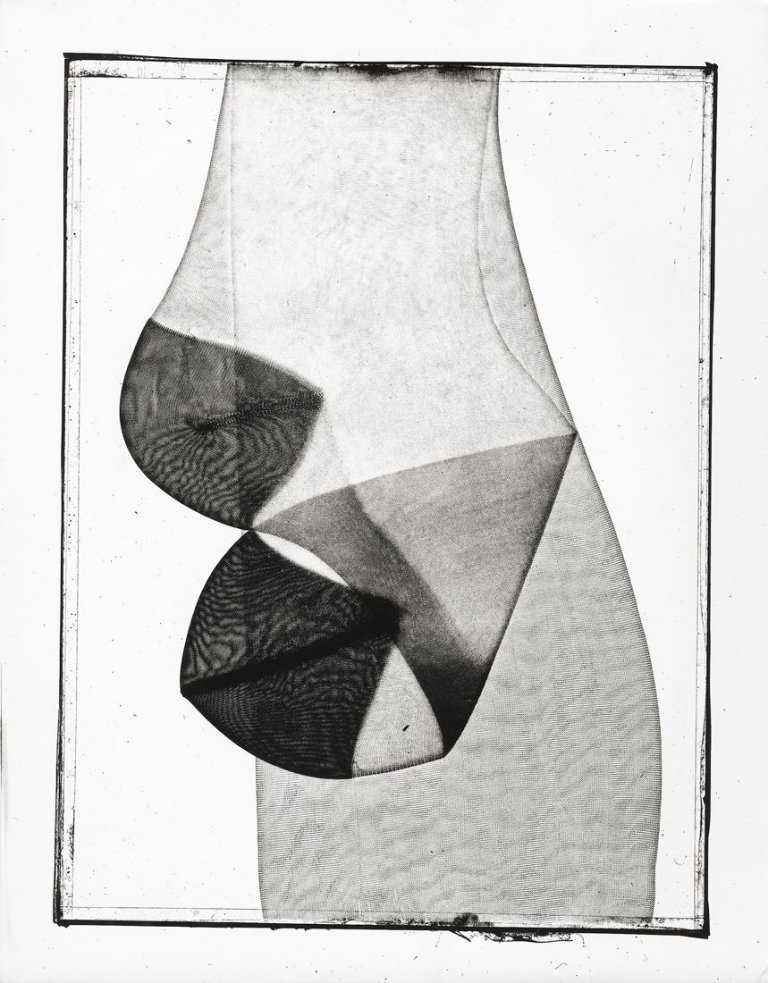 Auf diesem Bild ist das folgende Kunstwerk zu sehen:  Umbo (d.i. Otto Umbehr). Ohne Titel (Strümpfe). Um 1950.