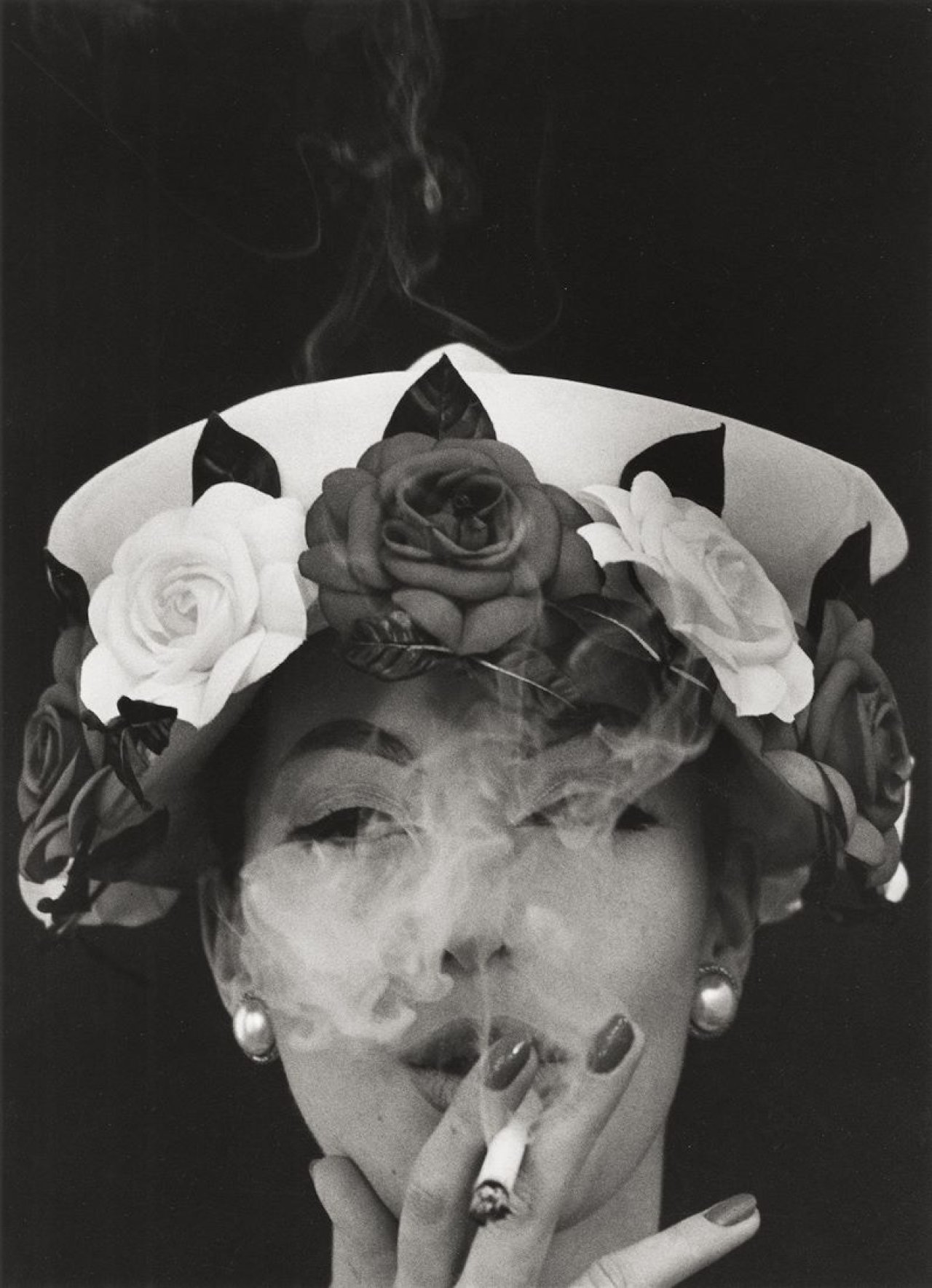 This picture shows the following artwork: William Klein. „Hat + 5 Roses, Paris 1956 (Vogue)“. 1956.