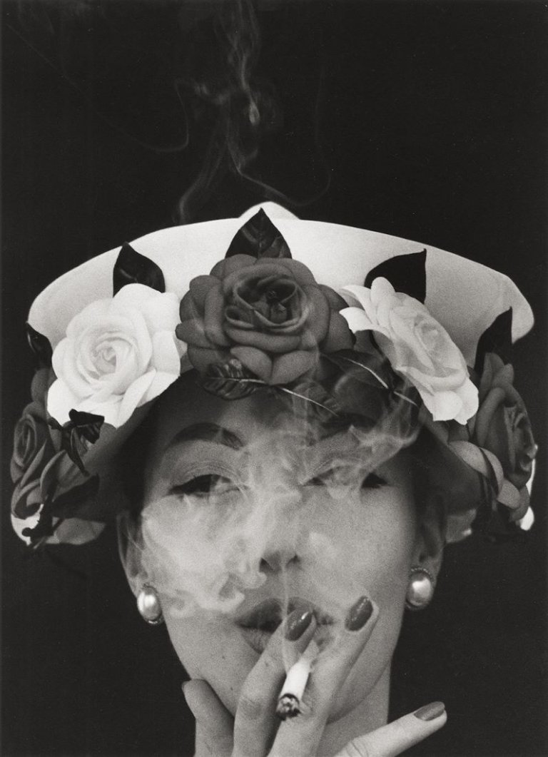 Auf diesem Bild ist das folgende Kunstwerk zu sehen: William Klein. „Hat + 5 Roses, Paris 1956 (Vogue)“. 1956.