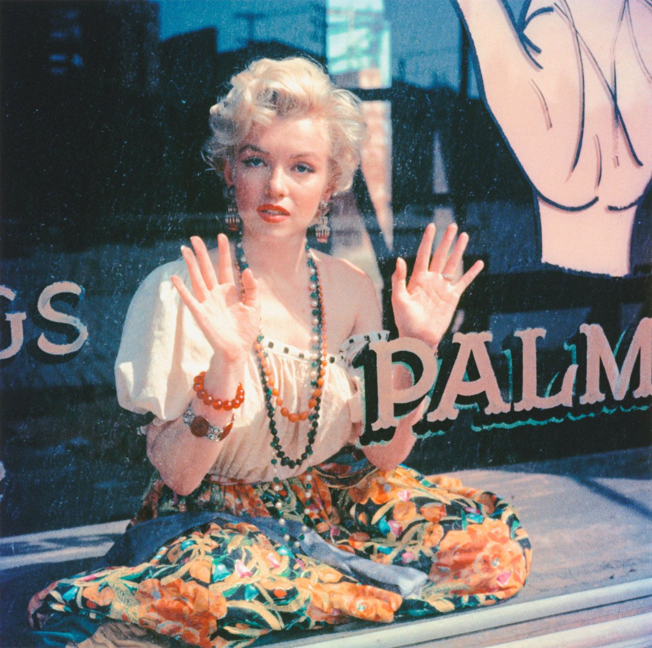 This picture shows the following artwork: Milton H. Greene (i.e. Greengold, Milton). Marilyn Monroe is ready to read your palm. 1956.