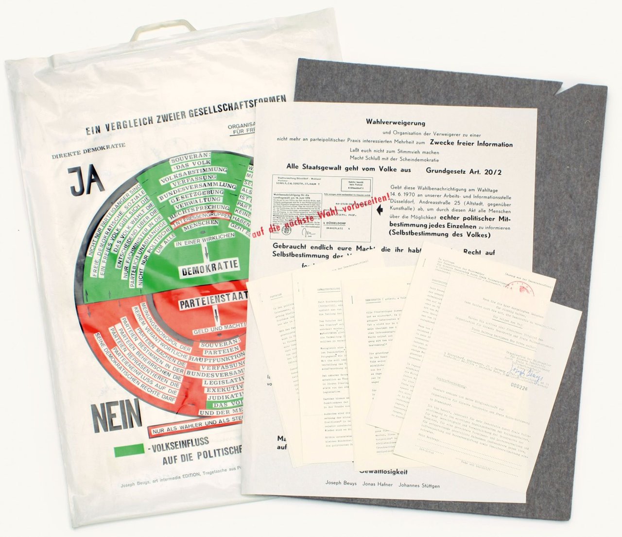 This picture shows the following artwork: Joseph Beuys. „So kann die Parteiendiktatur überwunden werden“. 1971.