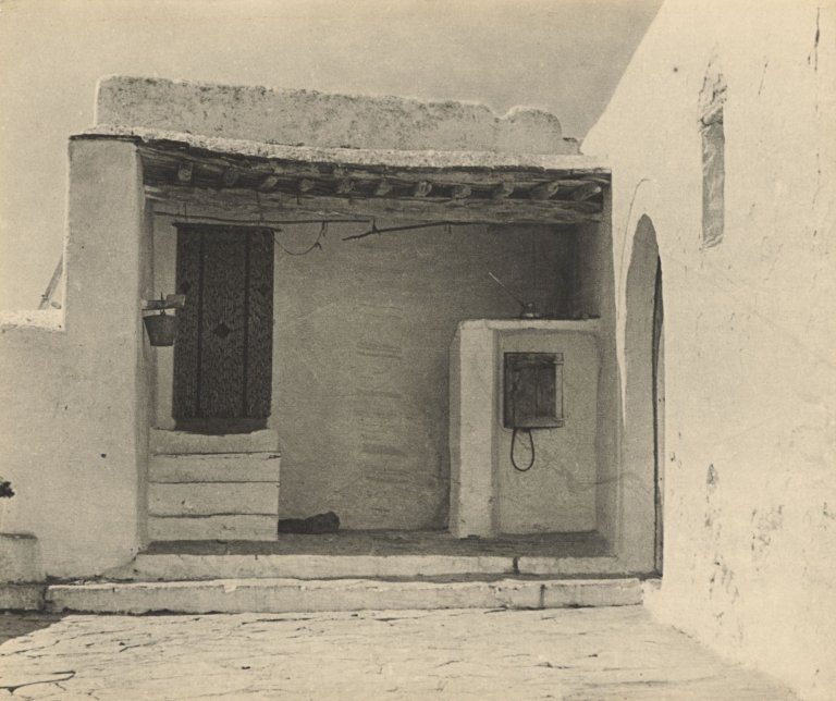 Auf diesem Bild ist das folgende Kunstwerk zu sehen: Raoul Hausmann. „Porxu de una casa cerca de San Antonio Abad“. 1936.