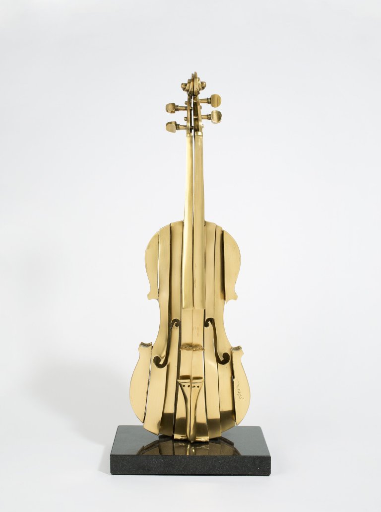 Auf diesem Bild ist das folgende Kunstwerk zu sehen:  Arman. Pizzicato. Omaggio a Boccioni. 1977.