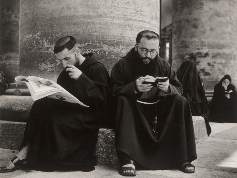 Auf diesem Bild ist das folgende Kunstwerk zu sehen: Herbert List. „'Here they feel at home'. St. Peter, Rome“. 1949.