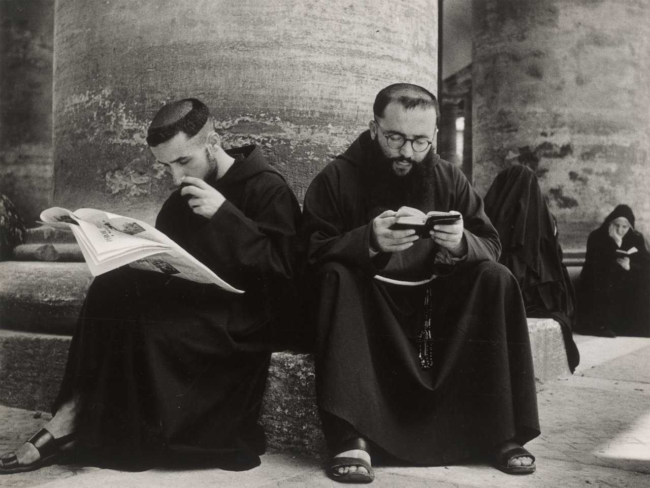 Auf diesem Bild ist das folgende Kunstwerk zu sehen: Herbert List. „'Here they feel at home'. St. Peter, Rome“. 1949.