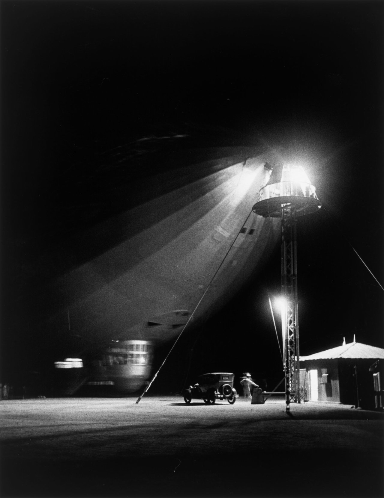 Auf diesem Bild ist das folgende Kunstwerk zu sehen: Alfred Eisenstaedt. „The 'Graf Zeppelin' at ankermast in Friedrichs Haven, Germany“. 1933.