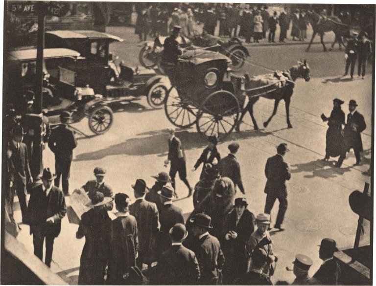 Auf diesem Bild ist das folgende Kunstwerk zu sehen: Paul Strand. New York (Fifth Avenue). 1916.