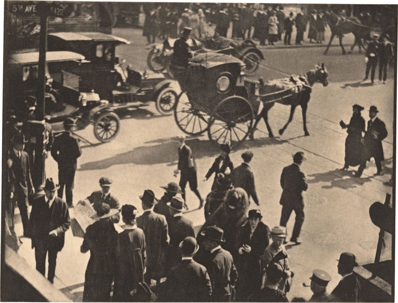 Auf diesem Bild ist das folgende Kunstwerk zu sehen: Paul Strand. New York (Fifth Avenue). 1916.