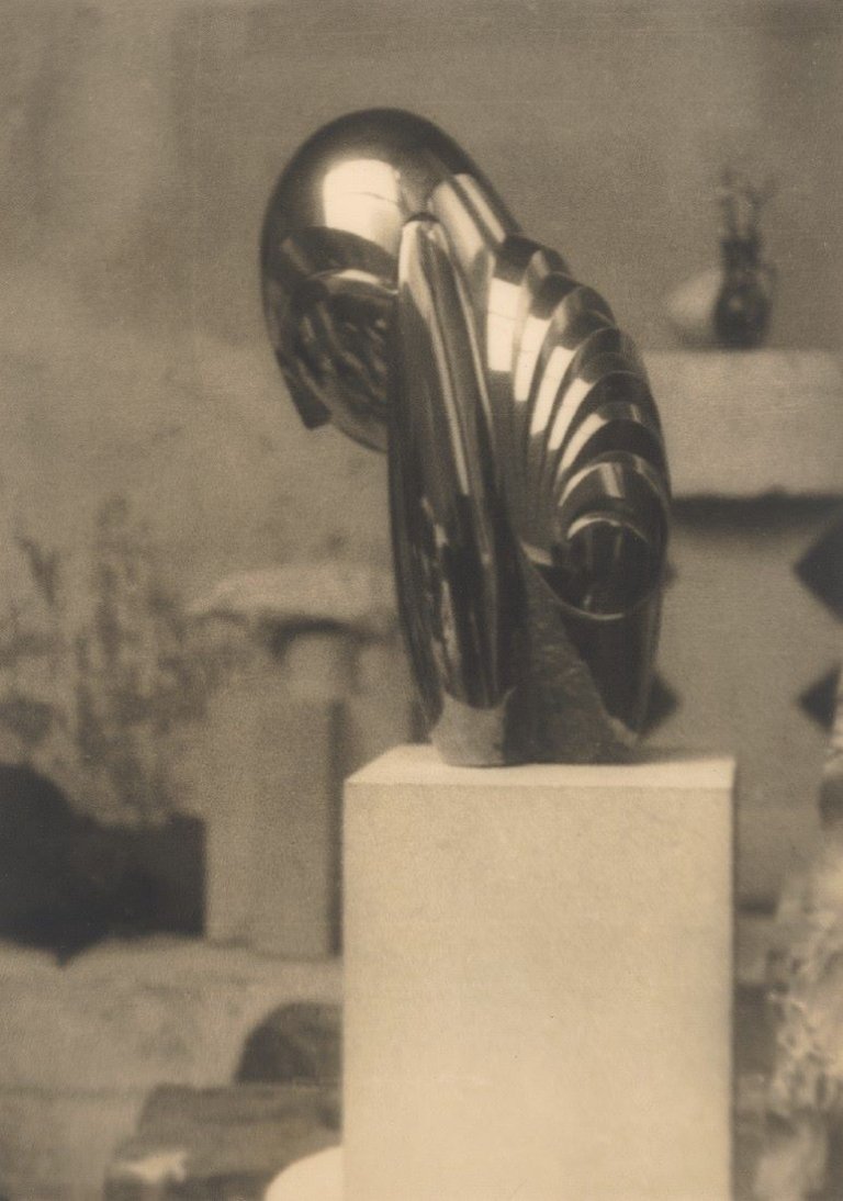Auf diesem Bild ist das folgende Kunstwerk zu sehen: Constantin Brâncuşi. Mademoiselle Pogany II (Bronze Poli).  Um 1920.