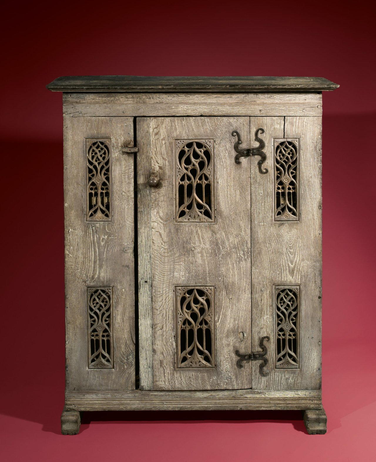 Auf diesem Bild ist das folgende Kunstwerk zu sehen:  Niederdeutsch. Spätgotischer Eichenschrank – Sakristeischrank. Um 1560/65.