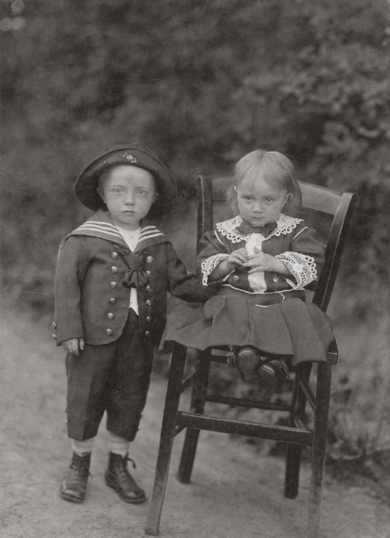 This picture shows the following artwork: August Sander. Wilhelm und Emma Färber. Um 1903.