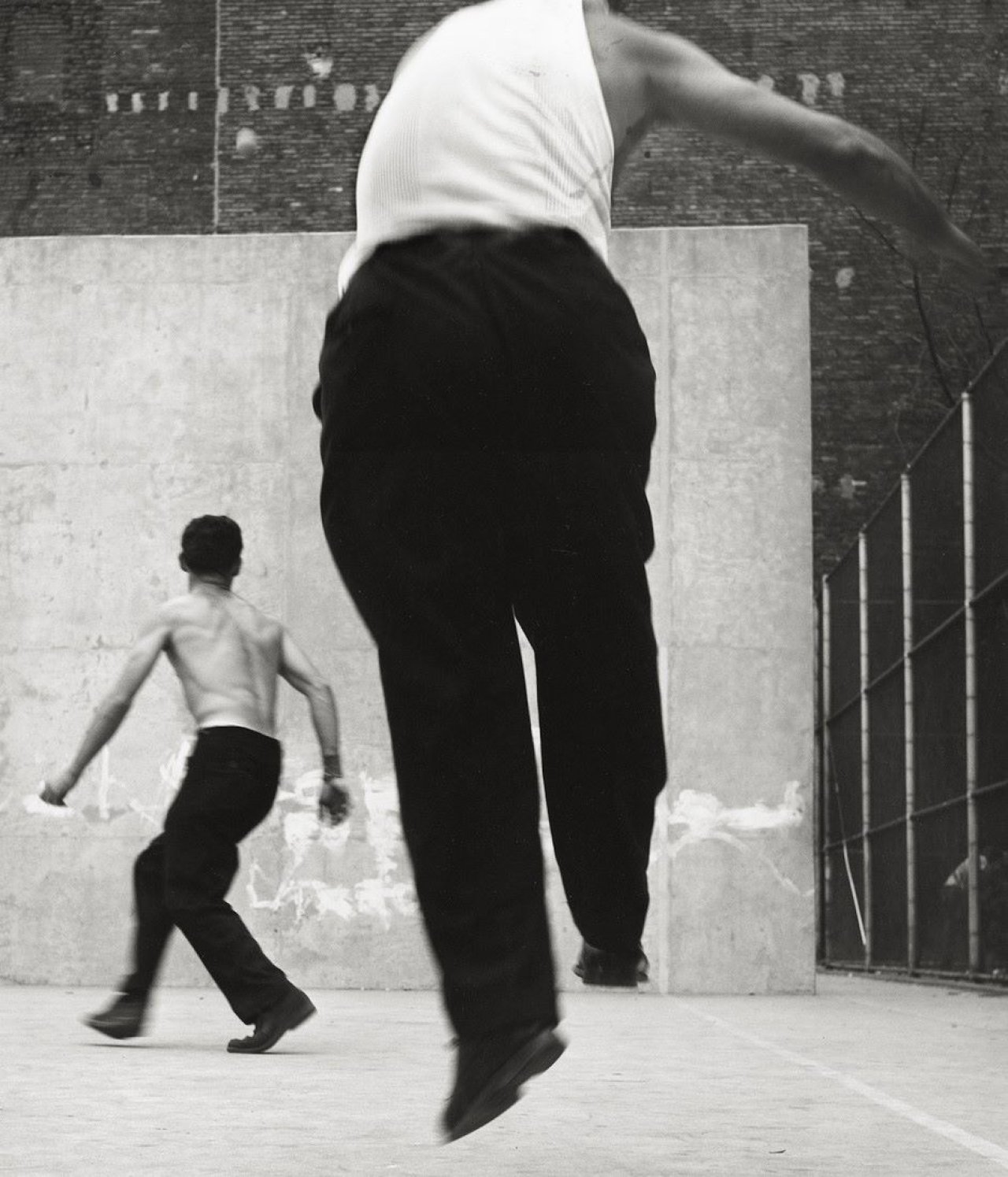 This picture shows the following artwork: Leon Levinstein. Handball players, Houston Street, New York. 1969.