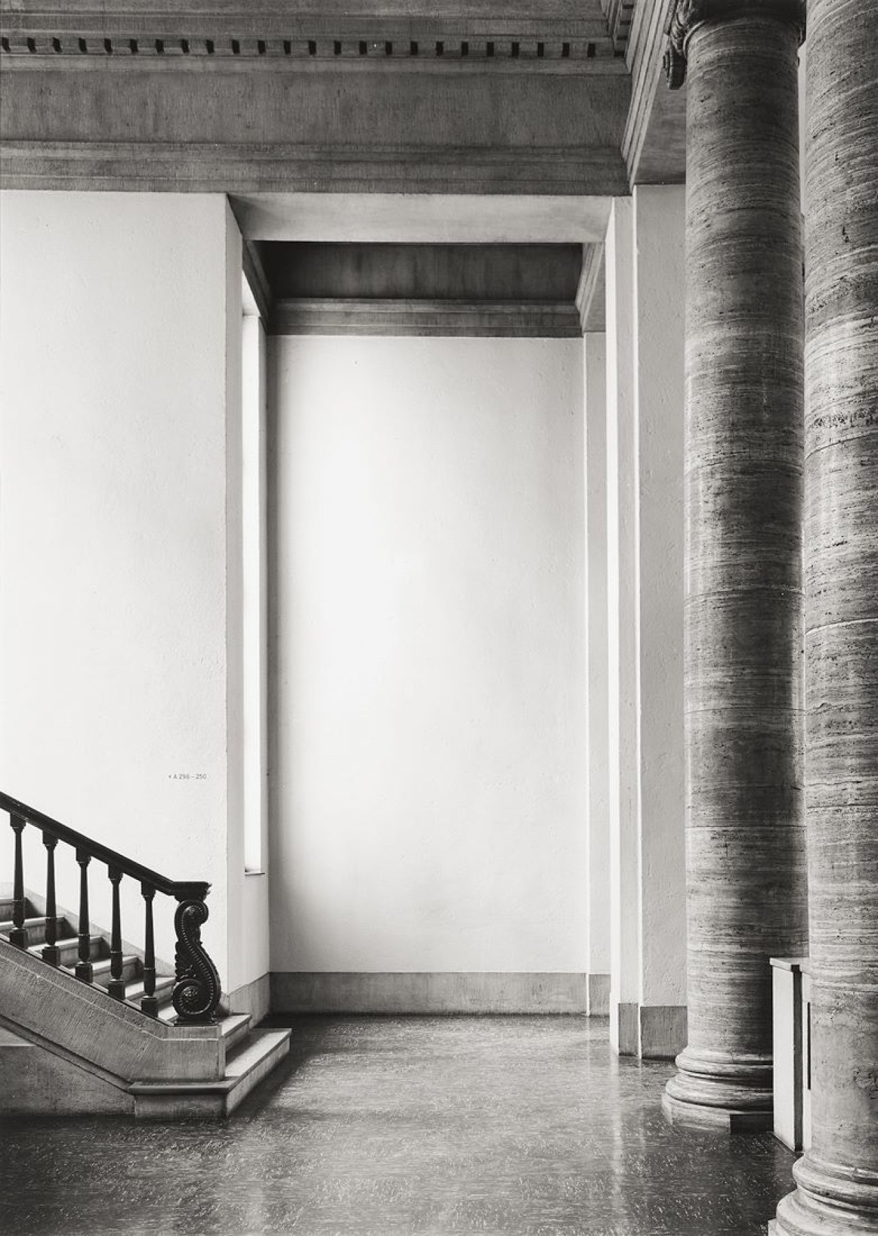 Auf diesem Bild ist das folgende Kunstwerk zu sehen: Axel Hütte. Ohne Titel (Düsseldorf). 1989.